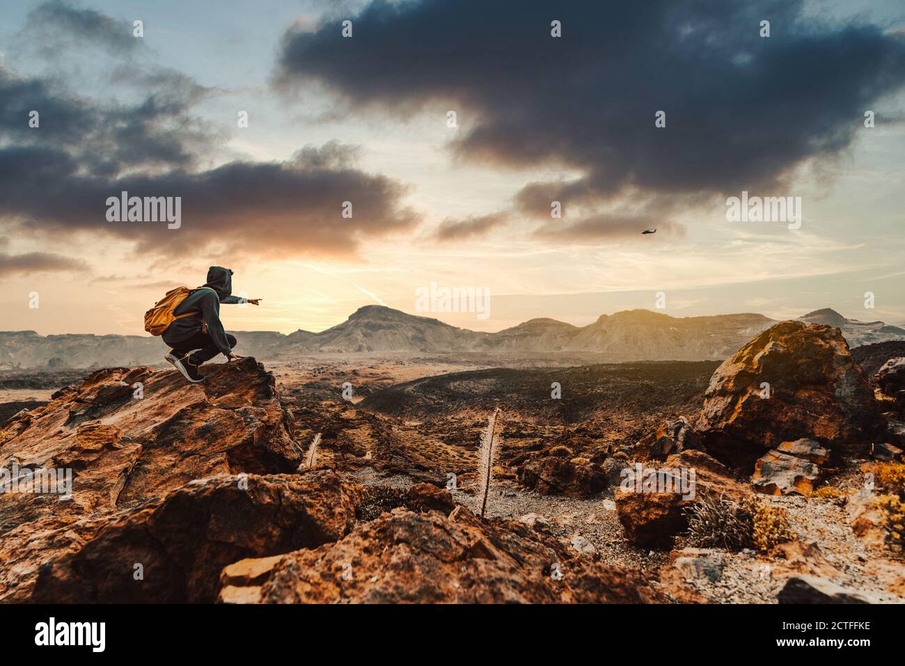Successo escursionista escursionismo su sunrise picco di montagna rivolto al cielo. Foto Stock