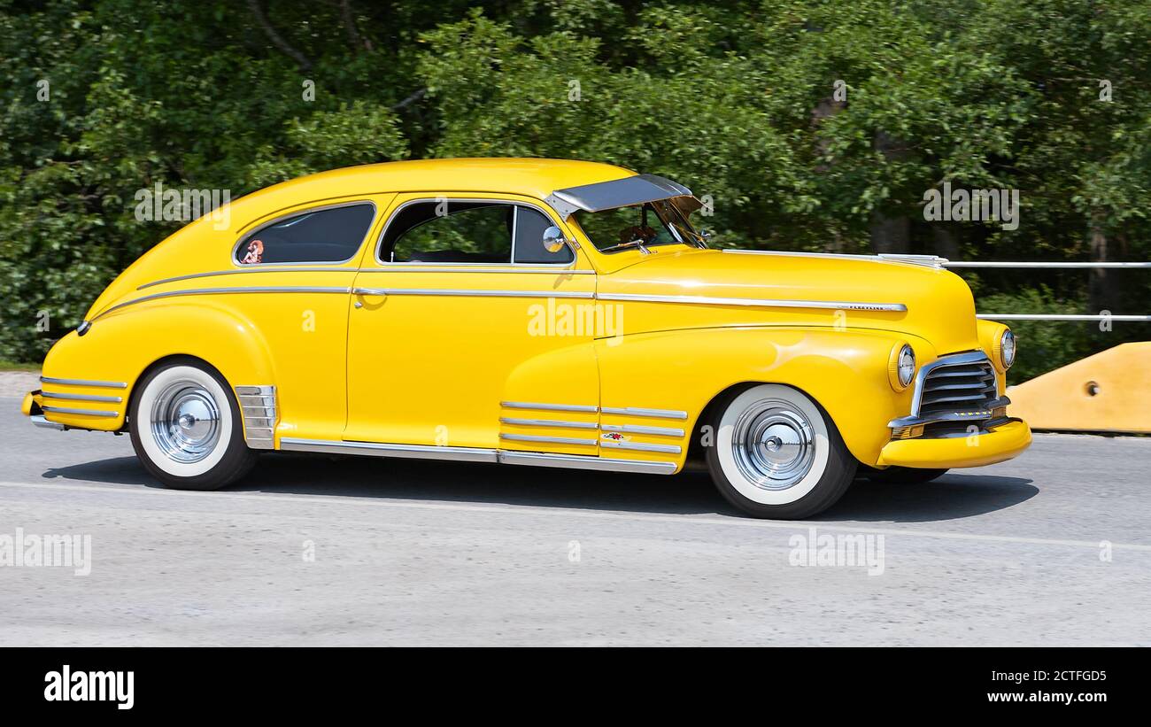 Giallo luminoso bello 1940 Chevrolet Fleetline Sedan, visto intorno Vancouver, Canada. Nessuna gente è presente. Foto Stock