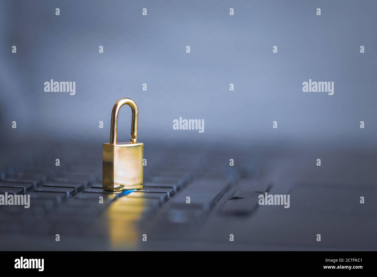 Immagine di sfondo del blocco in metallo dorato sulla tastiera, protezione del computer Foto Stock