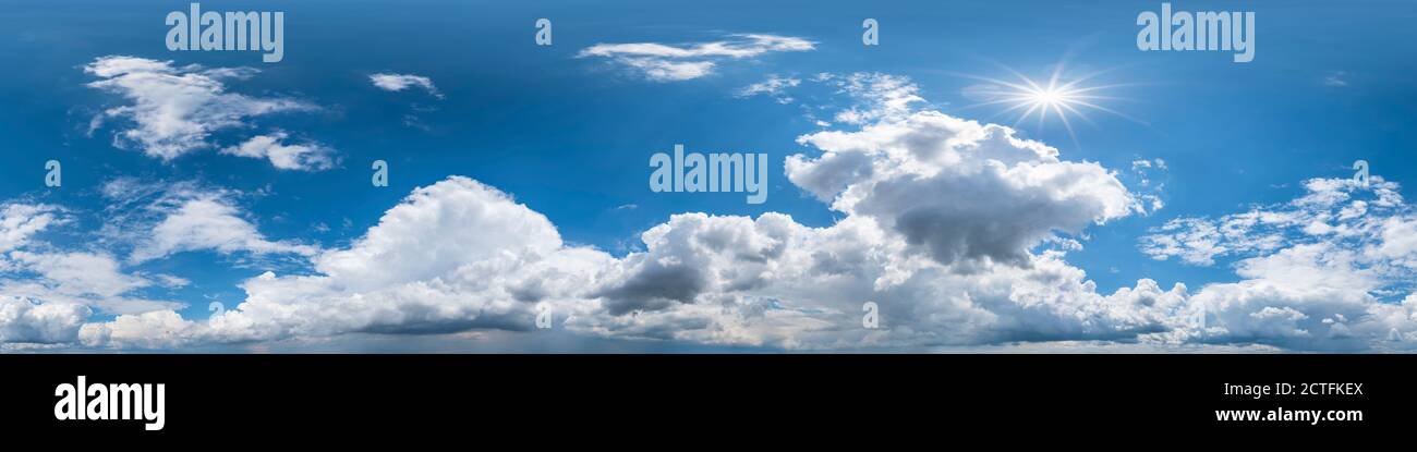 Panorama senza interruzioni con vista a 360 gradi del cielo blu e splendide nuvole da utilizzare nella grafica 3D come cupole cielo o per la post-elaborazione di scatti con droni Foto Stock