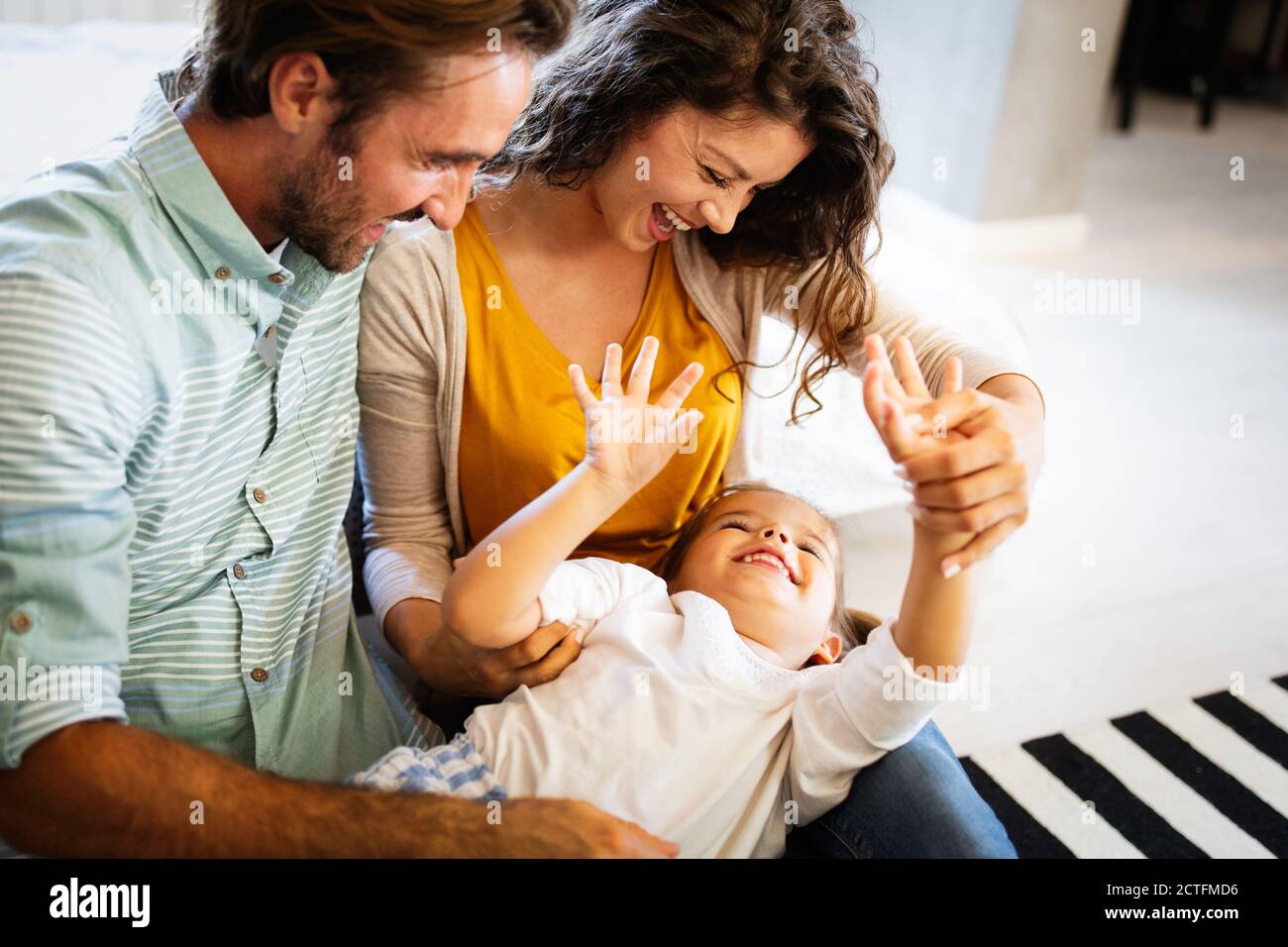 La famiglia felice avente tempi di divertimento a casa Foto Stock