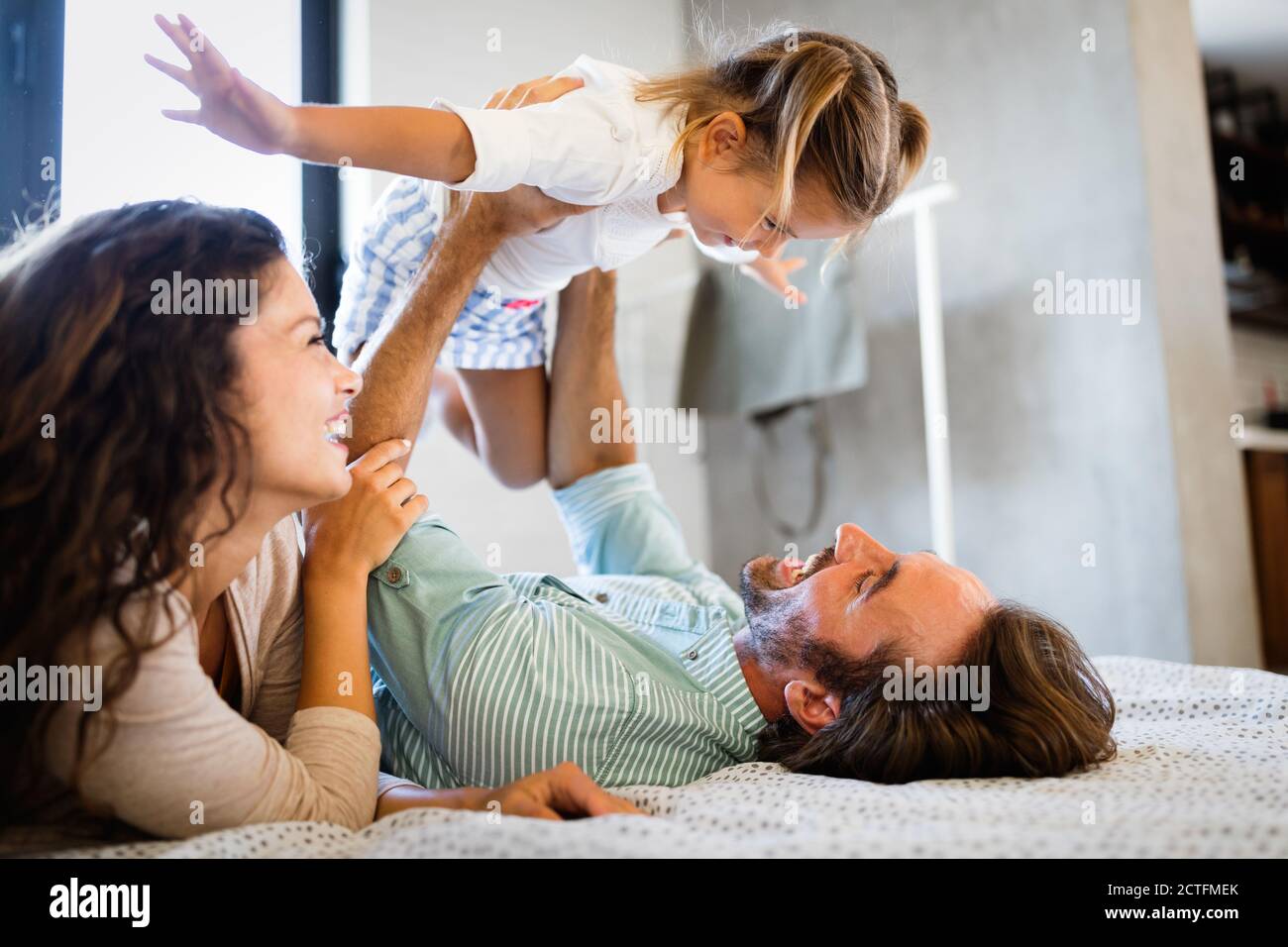 La famiglia felice avente tempi di divertimento a casa Foto Stock
