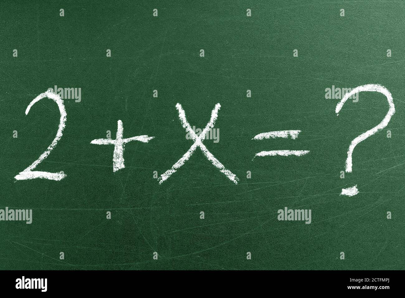 Semplice equazione matematica sulla lavagna verde della scuola elementare. Ritorno a scuola di background concettuale Foto Stock