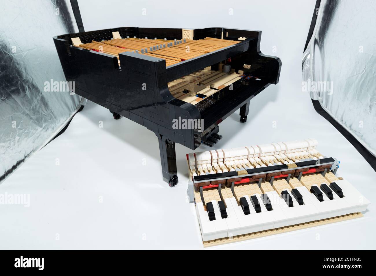 Viene visualizzato il modello a piano LEGO, appartenente alla Ideas Series con il numero di serie 21323, il 1° agosto 2020. Il modello, che è composto da over Foto Stock