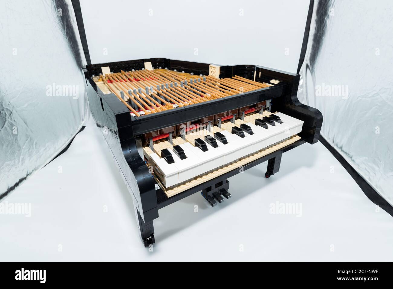 Viene visualizzato il modello a piano LEGO, appartenente alla Ideas Series con il numero di serie 21323, il 1° agosto 2020. Il modello, che è composto da over Foto Stock