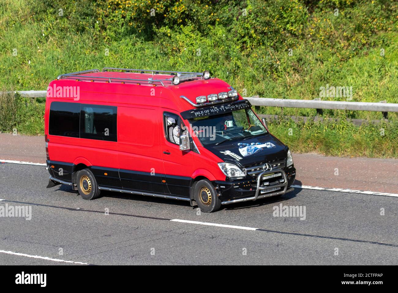 Barnes Racing Isle of Man TT Mercedes Benz Sprinter van; veicoli a circolazione veicolare, automobili che guidano veicoli su strade del Regno Unito, motori, motori sulla rete autostradale M6. Foto Stock