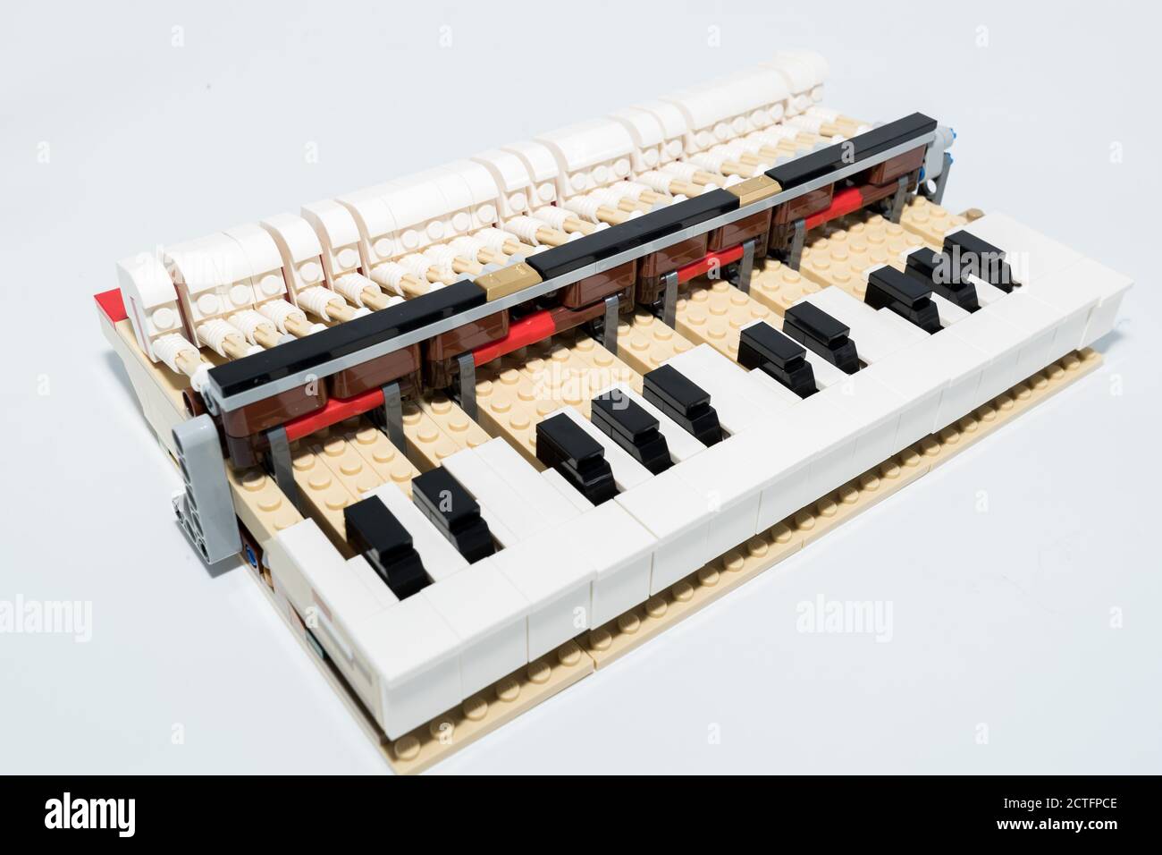 Viene visualizzato il modello a piano LEGO, appartenente alla Ideas Series con il numero di serie 21323, il 1° agosto 2020. Il modello, che è composto da over Foto Stock