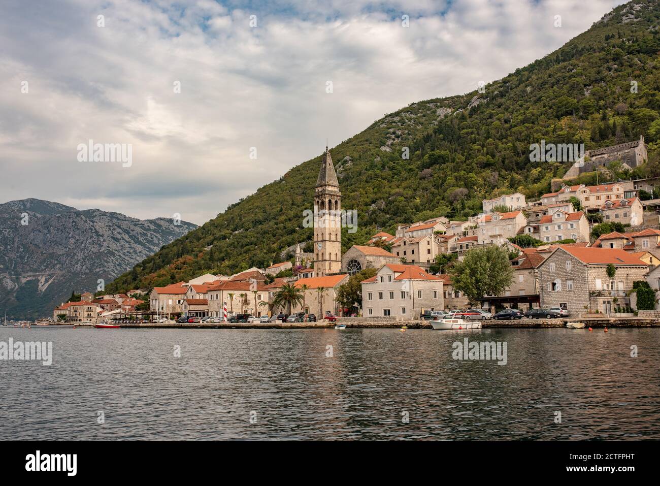 Perast città storica a Kotor Bay. Antica città del Montenegro. Bellissima baia con vecchi edifici, caffè, ristoranti e auto turistiche parcheggiate. Foto Stock