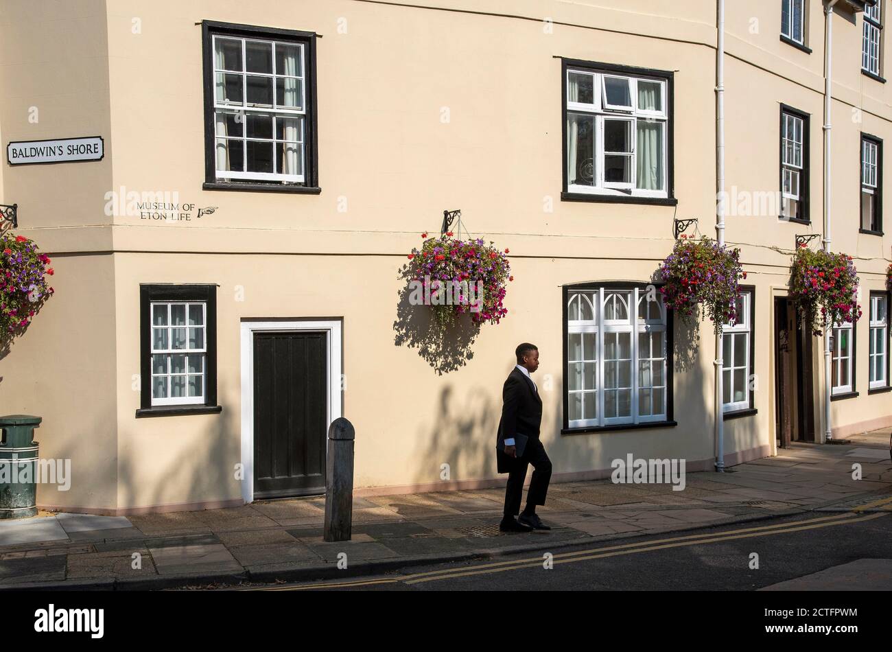 Eton, Berkshire, Inghilterra, Regno Unito. Settembre 2020. Gli studenti dell'Eton College indossano alcune maschere durante la chiusura a chiave del Covid-19 camminando tra le lezioni di questo famoso Foto Stock