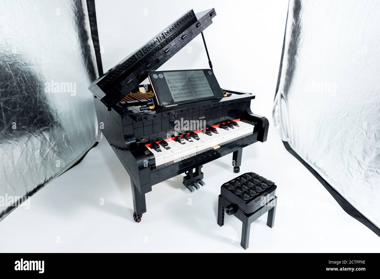 Viene visualizzato il modello a piano LEGO, appartenente alla Ideas Series con il numero di serie 21323, il 1° agosto 2020. Il modello, che è composto da over Foto Stock