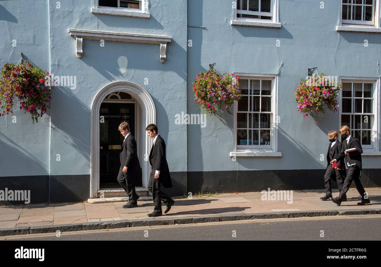 Eton, Berkshire, Inghilterra, Regno Unito. Settembre 2020. Gli studenti dell'Eton College indossano alcune maschere durante la chiusura a chiave del Covid-19 camminando tra le lezioni di questo famoso Foto Stock