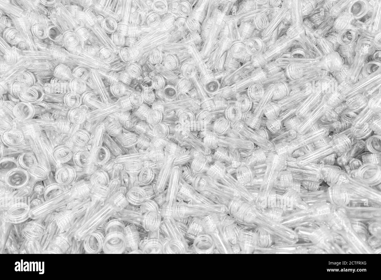 Preforme per la produzione di bottiglie in plastica PET. Produzione industriale della linea di materie prime Foto Stock