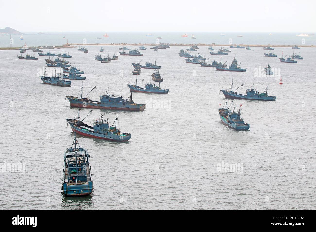 Una vista aerea di un gran numero di navi da pesca che si dirigono verso porti adiacenti che possono ripararli dal tifone Bavi, il tifone più forte di 2 Foto Stock