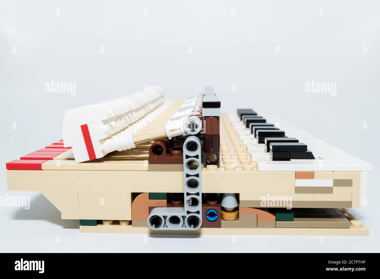 Viene visualizzato il modello a piano LEGO, appartenente alla Ideas Series con il numero di serie 21323, il 1° agosto 2020. Il modello, che è composto da over Foto Stock