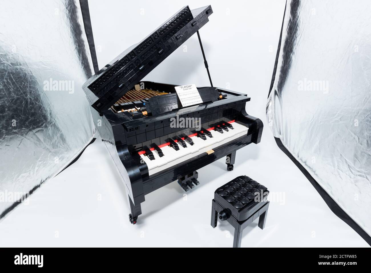 Viene visualizzato il modello a piano LEGO, appartenente alla Ideas Series con il numero di serie 21323, il 1° agosto 2020. Il modello, che è composto da over Foto Stock