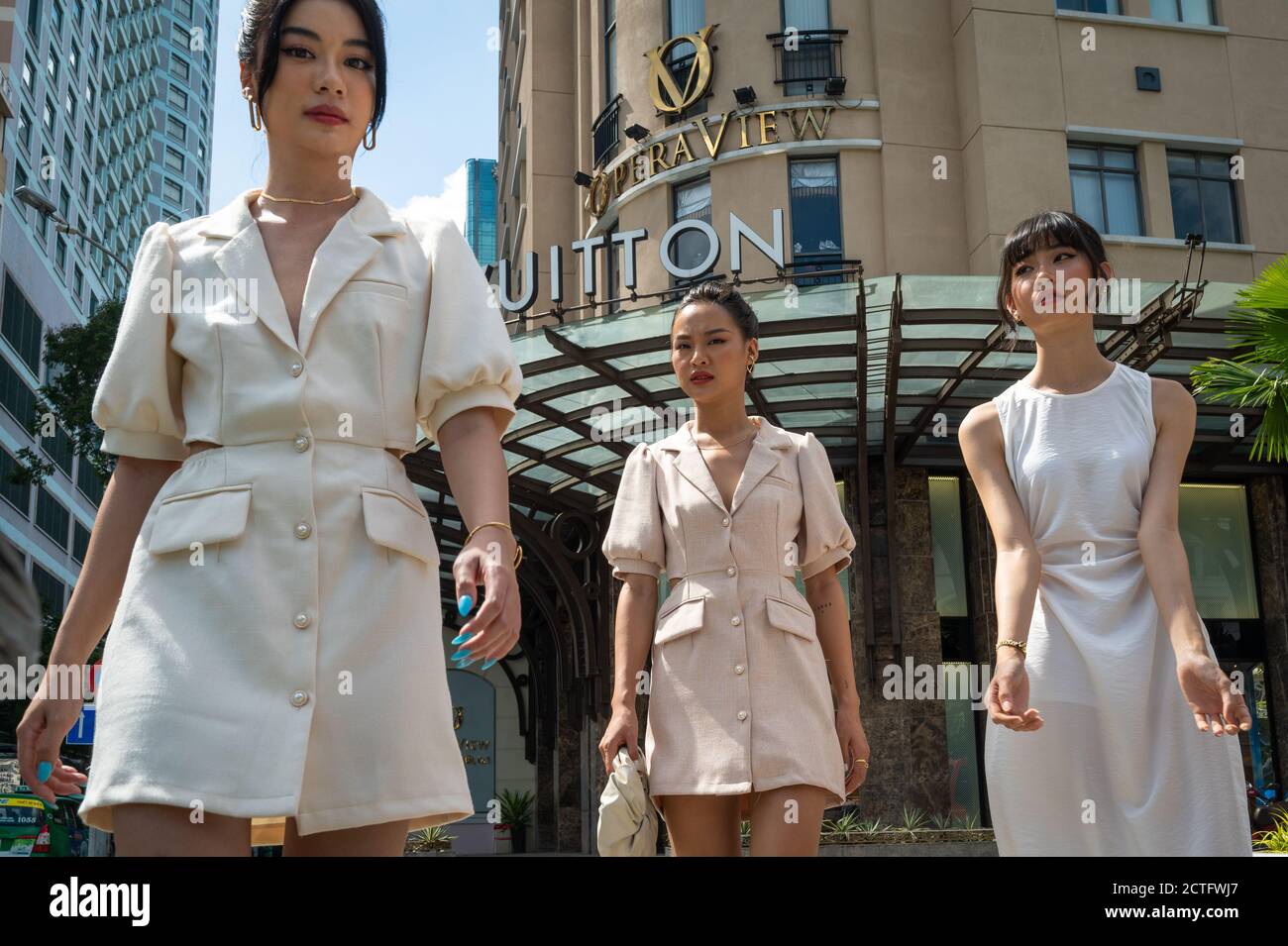 Modelli vietnamiti a piedi, ho Chi Minh City, Vietnam Foto Stock