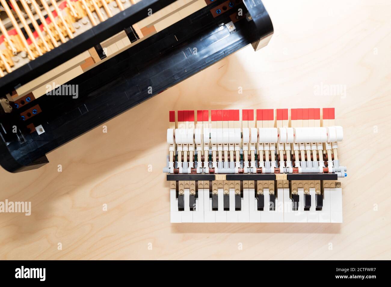 Viene visualizzato il modello a piano LEGO, appartenente alla Ideas Series con il numero di serie 21323, il 1° agosto 2020. Il modello, che è composto da over Foto Stock