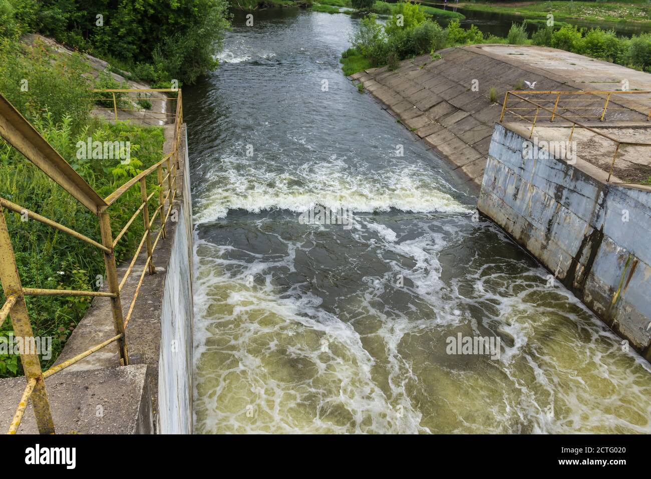 A metà estate. Scarico dell'acqua da un serbatoio sul fiume Protva in Russia. Un luogo ideale per andare in barca e pescare. Foto Stock