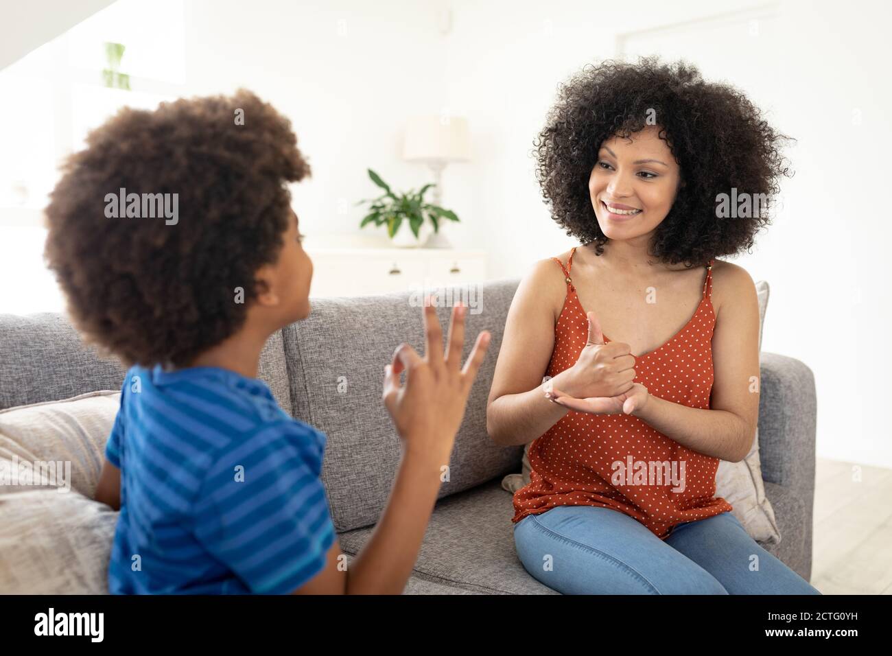 Madre e figlio che comunicano tra loro nella lingua dei segni Foto Stock