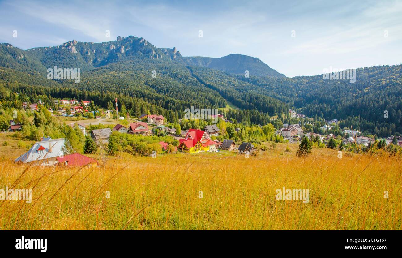 Durau località di montagna in rumeni Carpazi. Ceahlau picco sullo sfondo. Paesaggio autunnale Foto Stock
