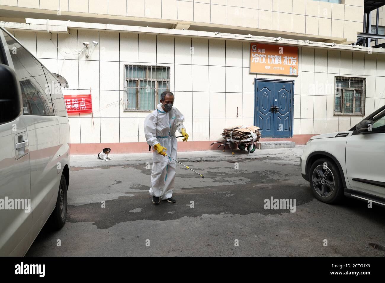 Un operaio di comunità disinfetta un posto in una comunità nella città di Urumqi, regione autonoma Xinjiang Uyghur della Cina nord-occidentale, il 26 agosto 2020. Foto Stock