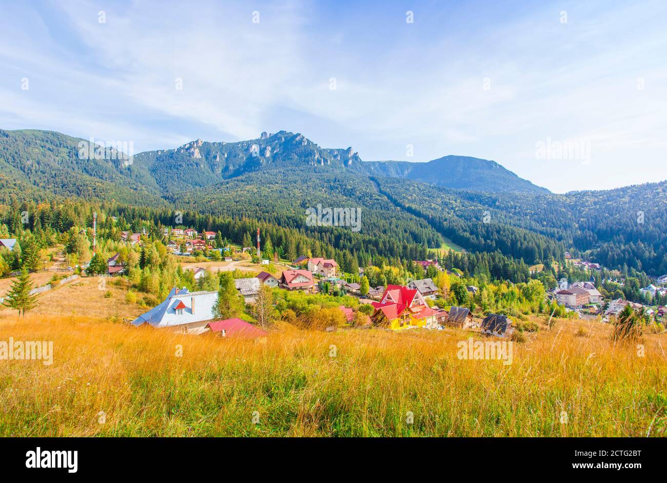Durau località di montagna in rumeni Carpazi. Ceahlau picco sullo sfondo. Paesaggio autunnale Foto Stock