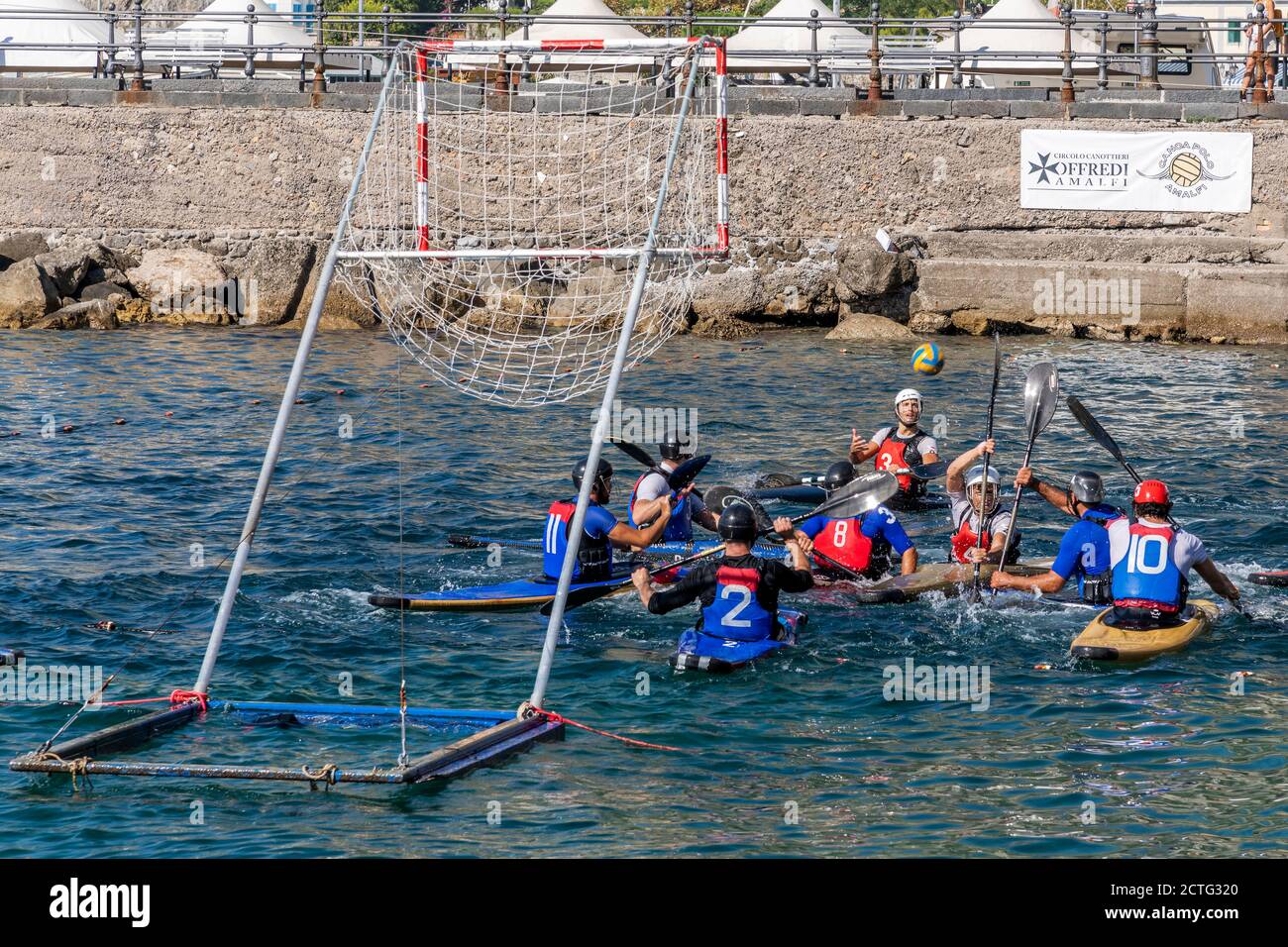 Partita di canoa-polo ad Amalfi, Campania, Italia Foto Stock