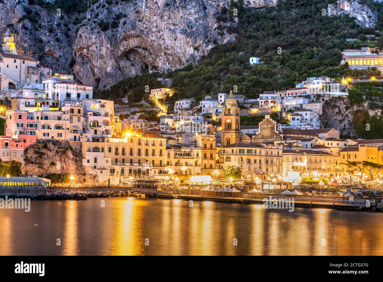 Skyline della città al crepuscolo, Amalfi, Campania, Italia Foto Stock