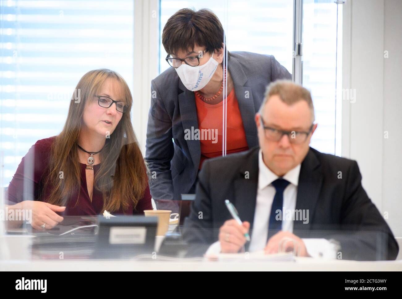 Potsdam, Germania. 23 Settembre 2020. Katrin Lange (l, SPD), ministro delle Finanze del Brandeburgo e dell'Europa, e Kathrin Schneider (M, SPD), ministro del Brandeburgo e capo della Cancelleria di Stato, hanno parlato durante la sessione del parlamento di Stato. Il bilancio 2021 è stato discusso con Michael Stübgen (CDU), ministro degli interni e del governo locale, seduto a destra. Credit: Soeren Stache/dpa-Zentralbild/ZB/dpa/Alamy Live News Foto Stock