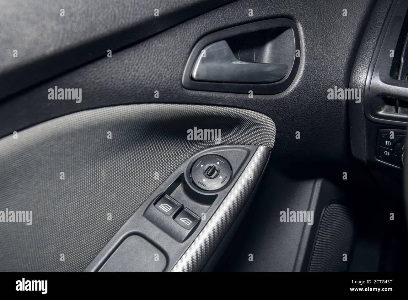 Porta di auto moderna dall'interno da vicino Foto Stock