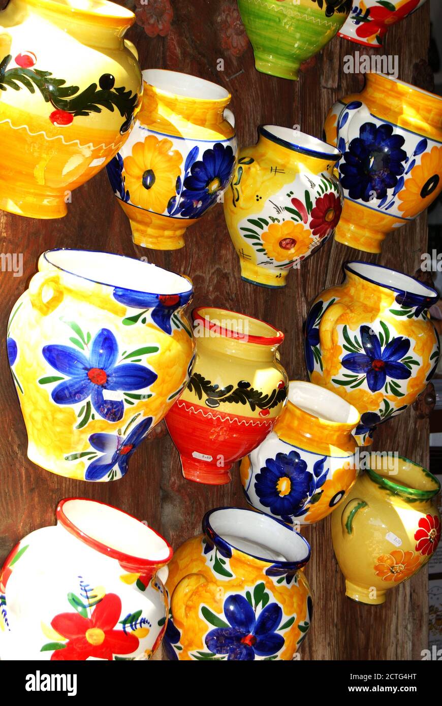 Pentole in ceramica in vendita in una porta di negozio, Frigiliana, Spagna  Foto stock - Alamy