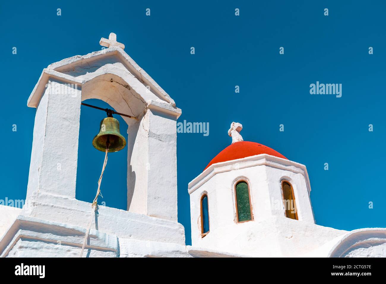 Campanile bianco della cappella di Agia Kyriaki, con piccola cupola rossa,  sulla cima di una scogliera, vicino a Pigadia, isola di Karpathos, Grecia  Foto stock - Alamy