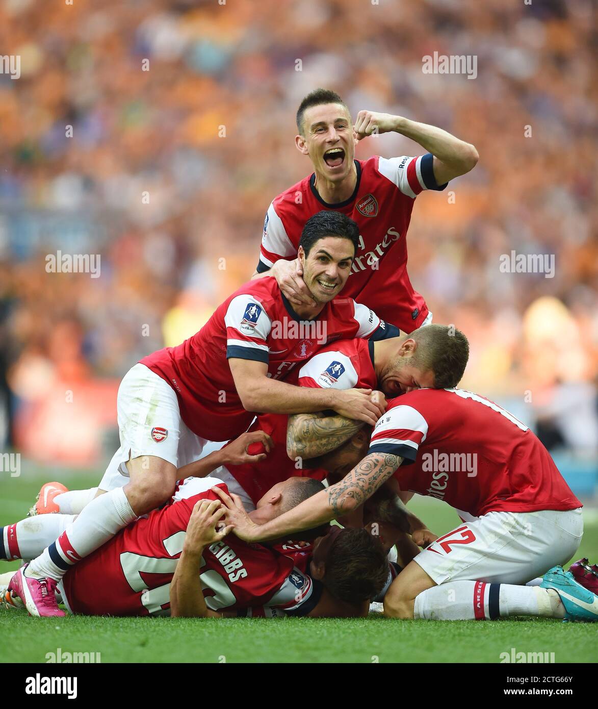 LAURENT KOSCIELNY E MIKEL ARTETA CELEBRANO IL PUNTEGGIO DI AARON RAMSEY (SOTTO) NEL TEMPO EXTRA. ARSENAL / CITTÀ DELLO SCAFO. FA CUP FINALE. IMMAGINE :© DOLORE DEL CONTRASSEGNO Foto Stock
