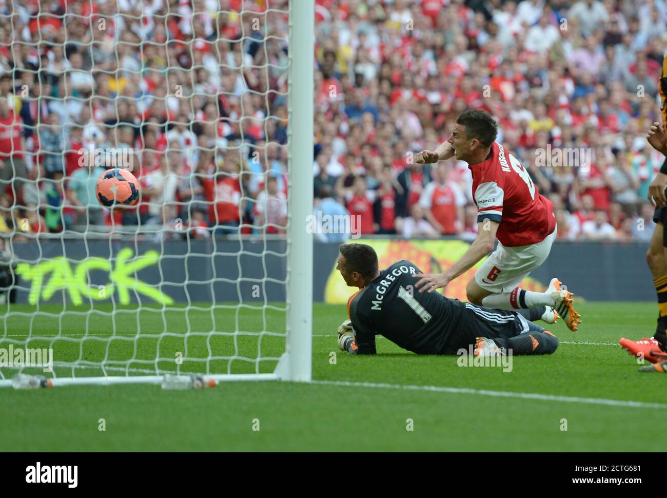 LAURENT KOSCIELNY SEGNA L'EQUALIZZATORE PER ARSENAL 2-2. ARSENAL / CITTÀ DELLO SCAFO. Fa CUP FINAL 2014 Copyright Picture : © Mark Pain / ALAMY Foto Stock