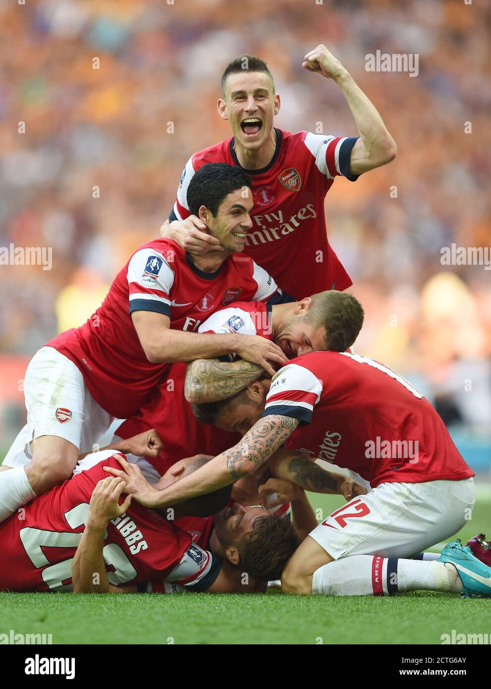 LAURENT KOSCIELNY E MIKEL ARTETA CELEBRANO IL PUNTEGGIO DI AARON RAMSEY (SOTTO) NEL TEMPO EXTRA. ARSENAL / CITTÀ DELLO SCAFO. FA CUP FINALE. IMMAGINE :© DOLORE DEL CONTRASSEGNO Foto Stock