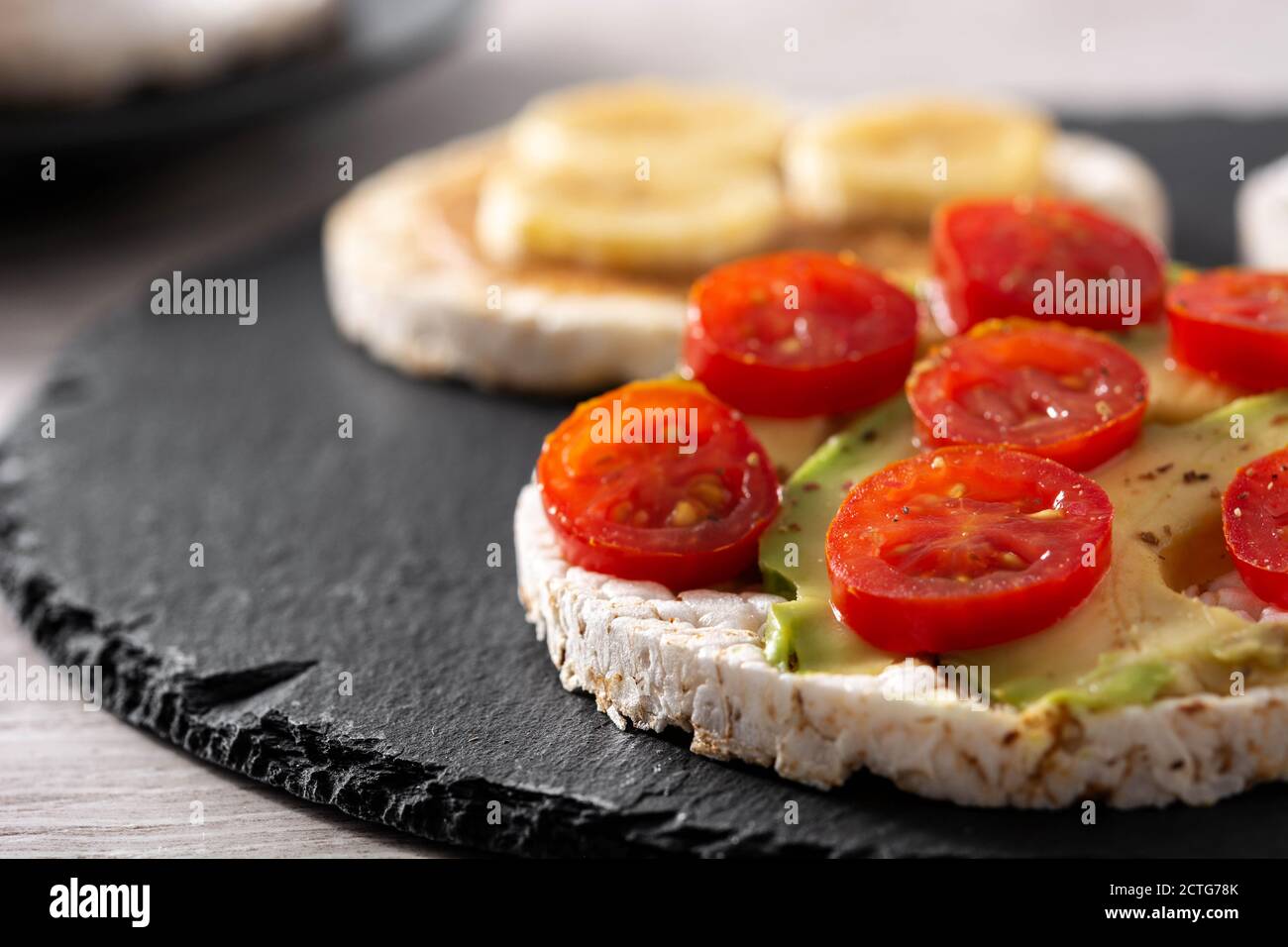 Assortimento di snack con torta di riso soffiato su pietra grigia Foto Stock