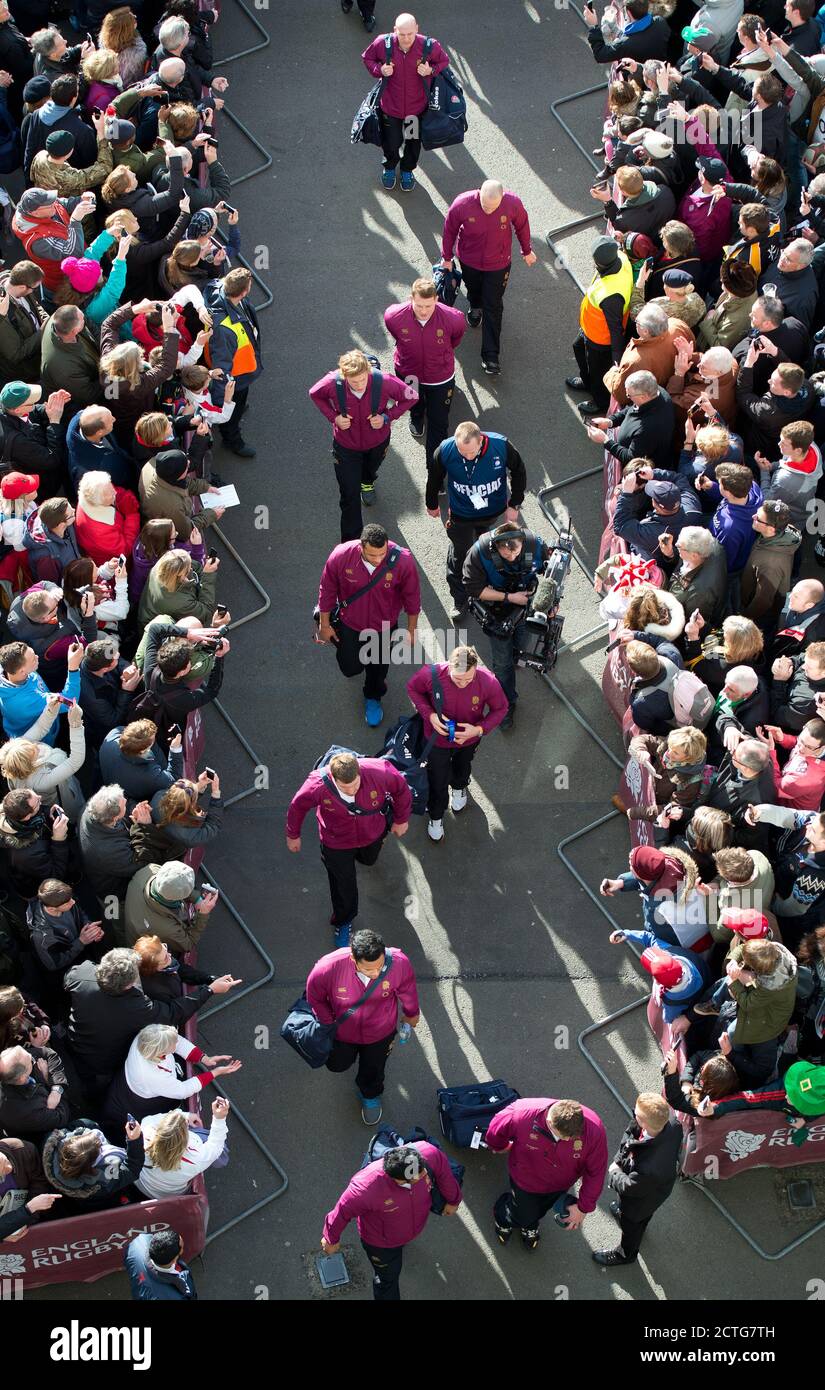 CHRIS ROBSHAW GUIDA IL TEAM INGLESE FUORI DAL PULLMAN ATTRAVERSO I FAN RIUNITI A TWICKENHAM. INGHILTERRA / IRLANDA, SEI NAZIONI. IMMAGINE: © MARCARE IL DOLORE Foto Stock