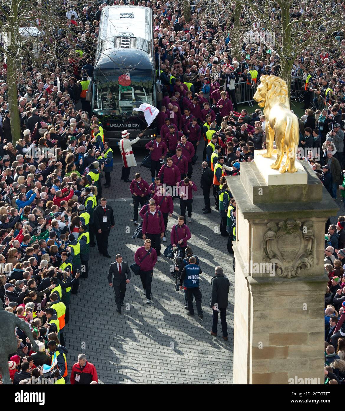 CHRIS ROBSHAW GUIDA IL TEAM INGLESE FUORI DAL PULLMAN ATTRAVERSO I FAN RIUNITI A TWICKENHAM. INGHILTERRA / IRLANDA, SEI NAZIONI. IMMAGINE: © MARCARE IL DOLORE Foto Stock