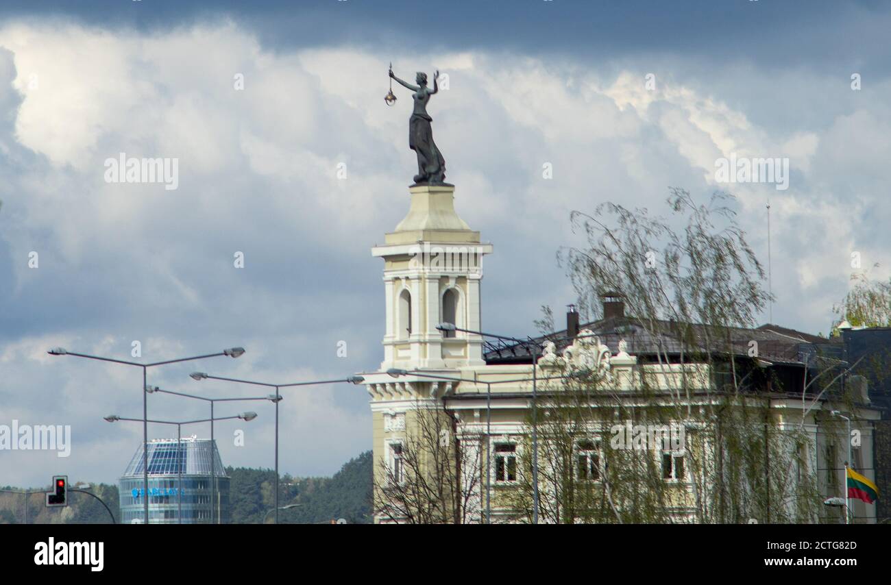 27 Aprile 2018 Vilnius, Lituania. Statua di una donna con una lanterna e una mano sollevata presso l'edificio di una ex centrale elettrica di Vilnius. Foto Stock