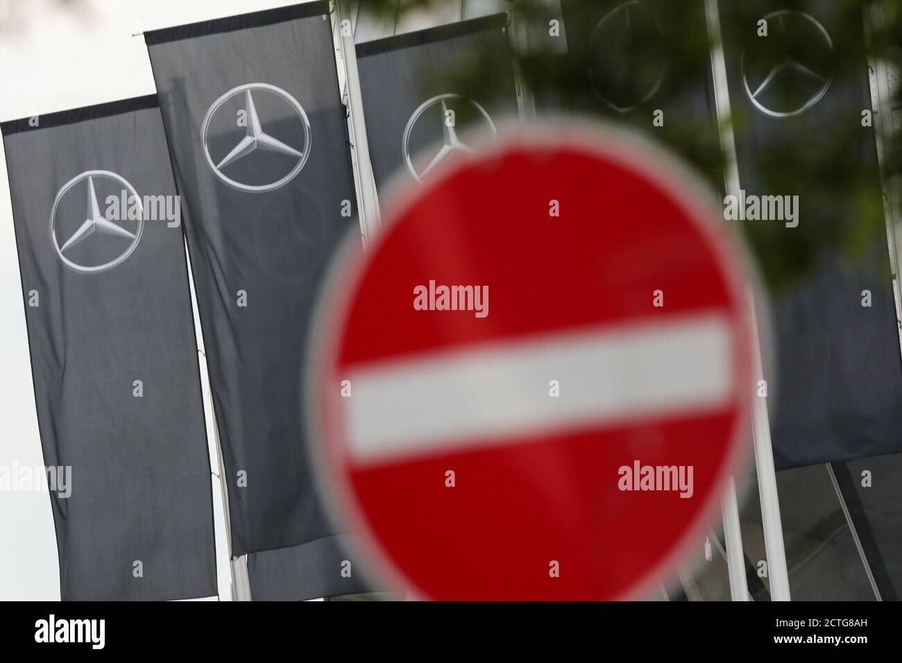 Stoccarda, Germania. 23 Settembre 2020. Bandiere con il logo Mercedes-Benz volano davanti alla sede centrale della Daimler AG a Untertürkheim. Di fronte c'è un cartello "No Through traffic". (A dpa 'Works council: Daimler vuole tagliare migliaia di posti di lavoro in Untertürkheim') Credit: Tom Weller/dpa/Alamy Live News Foto Stock