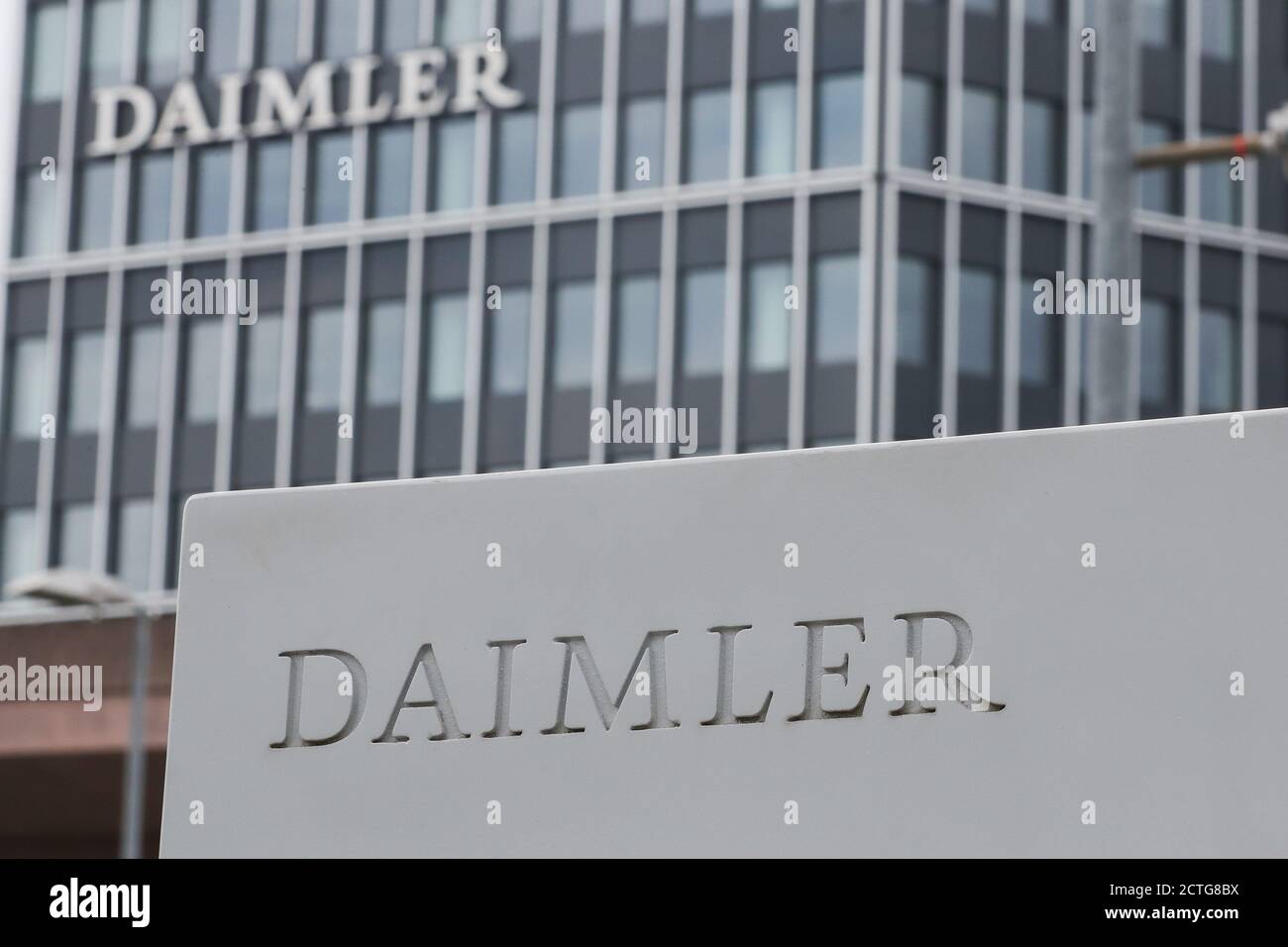 Stoccarda, Germania. 23 Settembre 2020. Un cartello con la scritta "Daimler" si trova di fronte allo stabilimento Mercedes-Benz di Untertürkheim. Qui si trova anche la sede centrale dell'azienda. (A dpa 'Works council: Daimler vuole tagliare migliaia di posti di lavoro in Untertürkheim') Credit: Tom Weller/dpa/Alamy Live News Foto Stock
