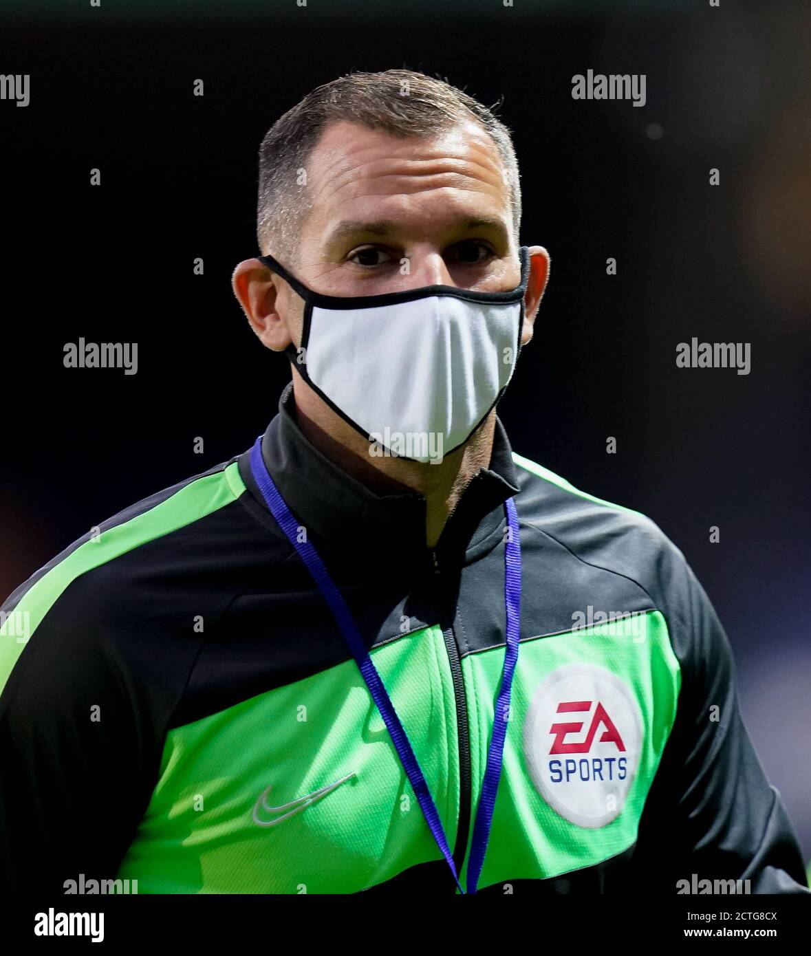 Luton, Regno Unito. 07 luglio 2020. L'arbitro Tim Robinson indossa una maschera mentre ispeziona il campo davanti alla partita della Carabao Cup tra Luton Town e Manchester United a porte chiuse a Kenilworth Road, Luton, Inghilterra, il 22 settembre 2020. Foto di David Horn. Credit: Prime Media Images/Alamy Live News Foto Stock