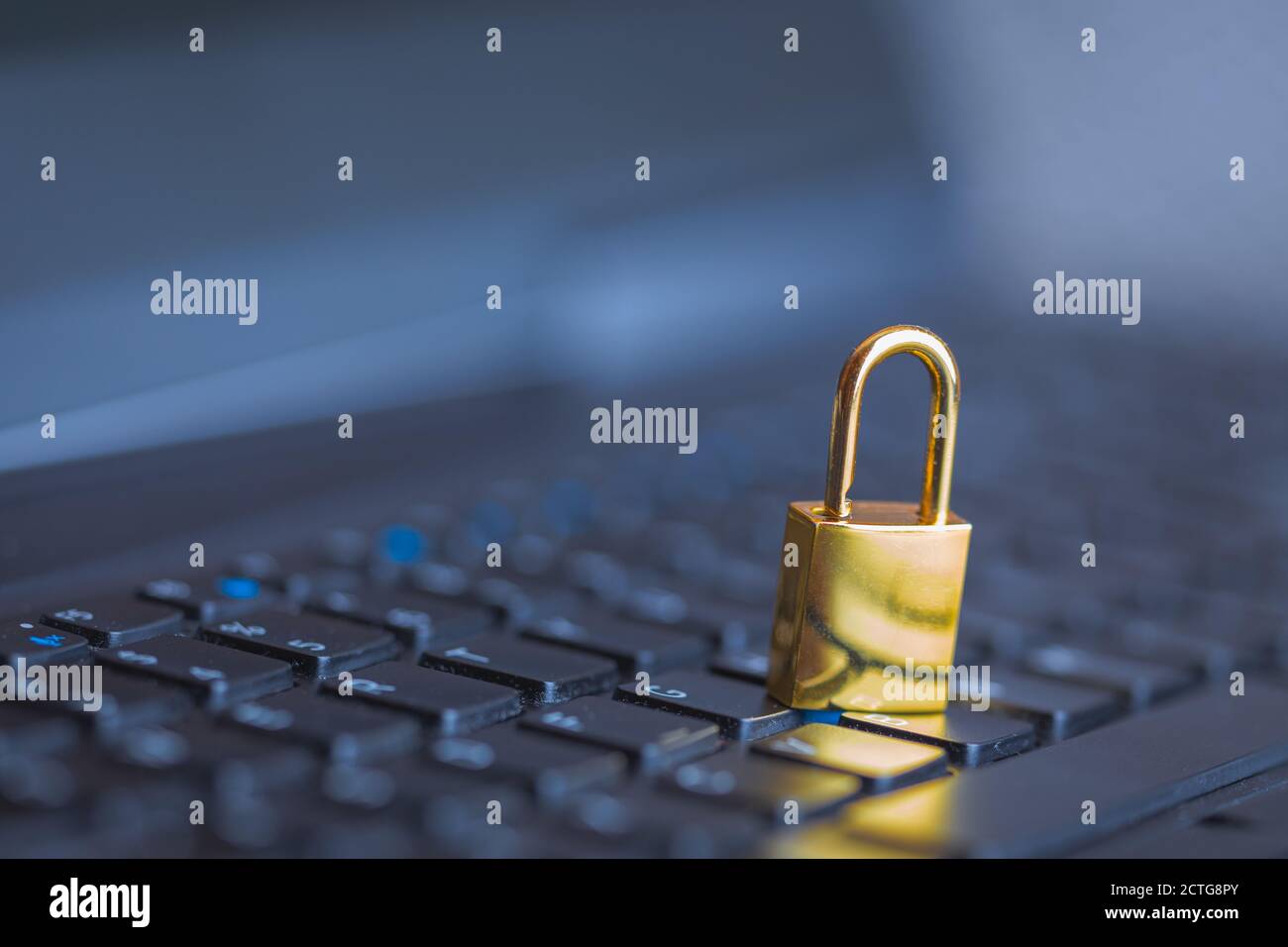 Immagine di sfondo del blocco in metallo dorato sulla tastiera, protezione del computer Foto Stock