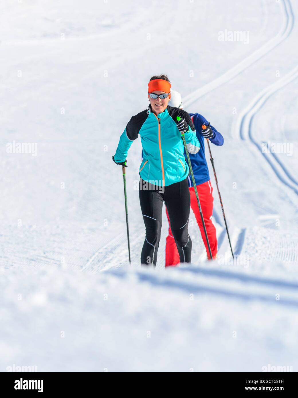 Uomo e donna che fanno CC-Sciare in stile classico Foto Stock