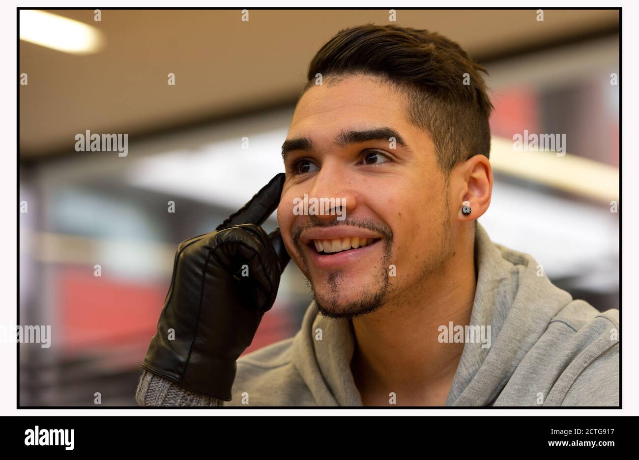 LOUIS SMITH, GYMNAST DI GB OLYMPIC AL LONDON 2012, DISCUTE IL SUO RITORNO ALLA FORMA FISICA COMPETITIVA. IMMAGINE DI CREDITO : © MARK PAIN / ALAMY Foto Stock