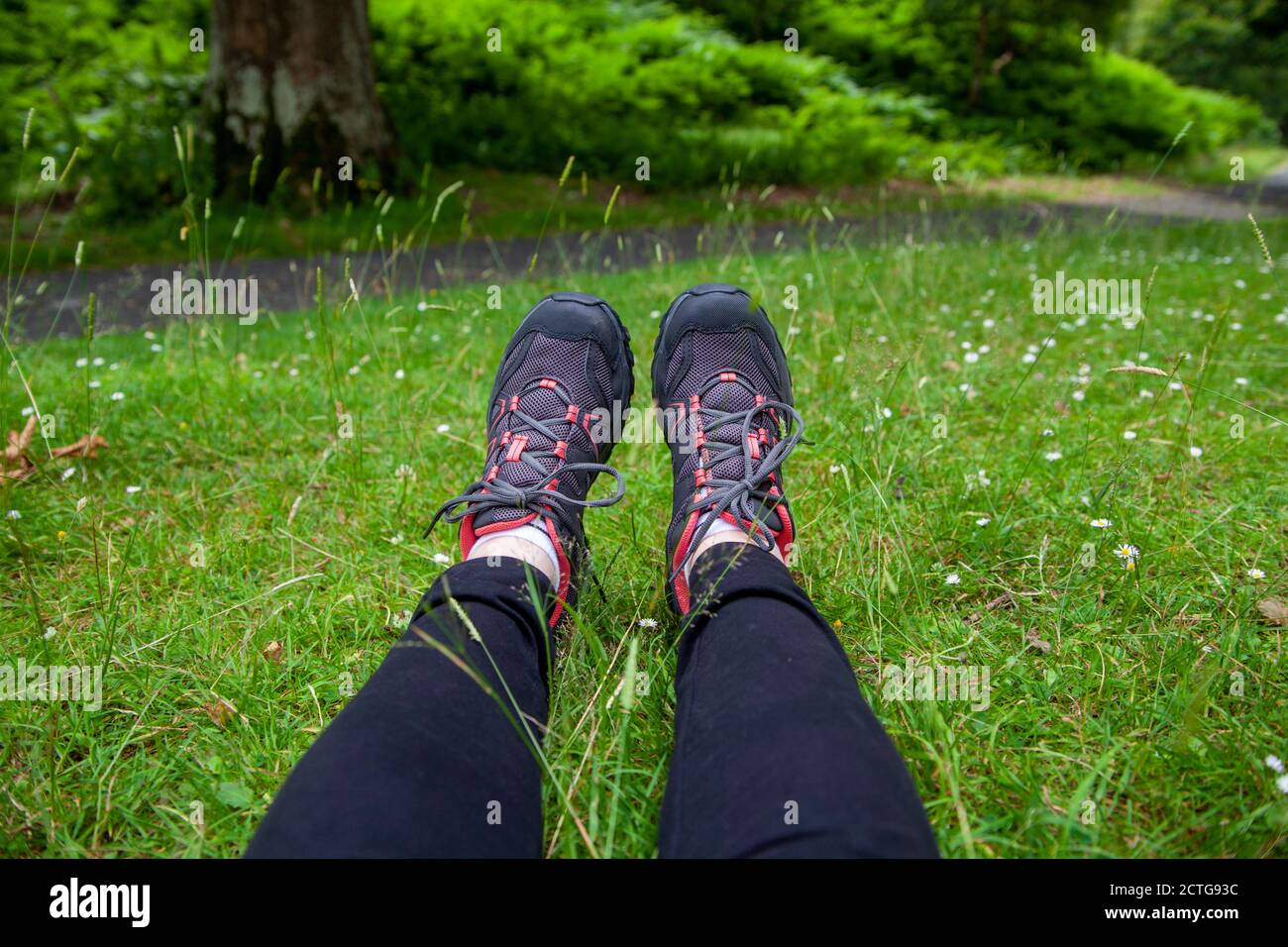 Piedi poggiati su un'erba verde Foto Stock