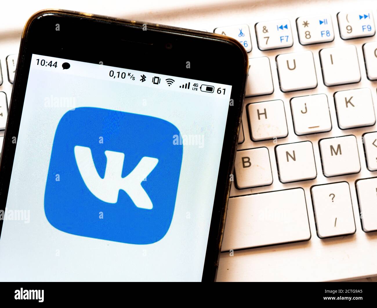 In questa illustrazione viene visualizzato sullo smartphone un logo VK (abbreviato con il nome originale VKontakte, che significa InContact) Foto Stock