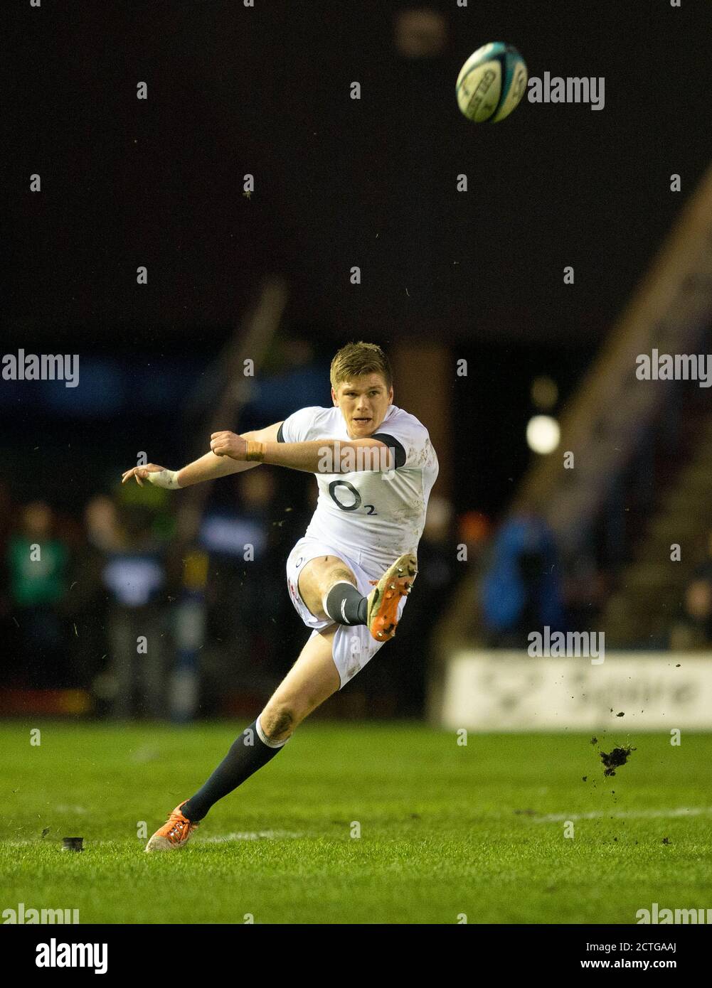 OWEN FARRELL DÀ UN CALCIO DI PUNIZIONE ALLA SCOZIA CONTRO L'INGHILTERRA, CAMPIONATO DELLE SEI NAZIONI, MURRAYFIELD. Immagine del Copyright : dolore del contrassegno /ALAMY Foto Stock