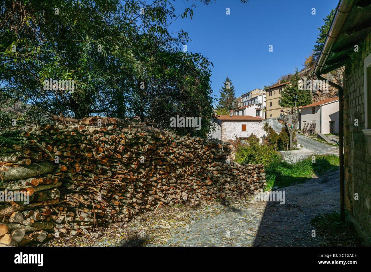 Pila di legna da ardere in un villaggio di montagna. San Sebastiano di Bisegna, Abruzzo, Italia Foto Stock
