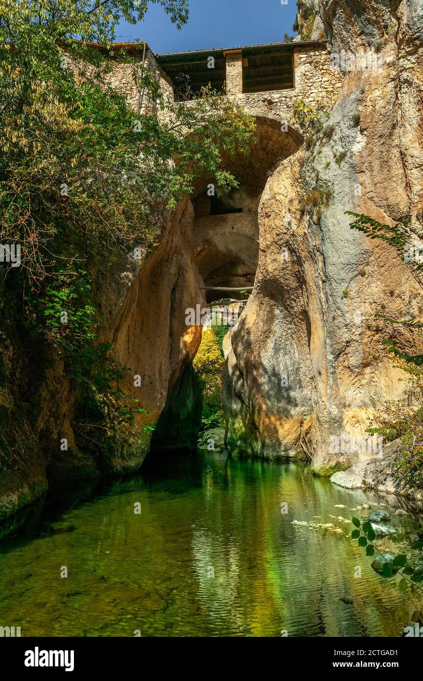 Raiano, regione Abruzzo, Italia. Eremo di San Venanzio sospeso tra pareti rocciose sul letto del fiume Aterno. Foto Stock